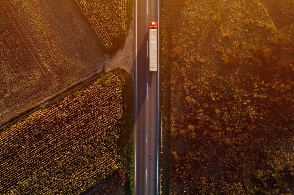 Camion FretMarket sur l'autoroute